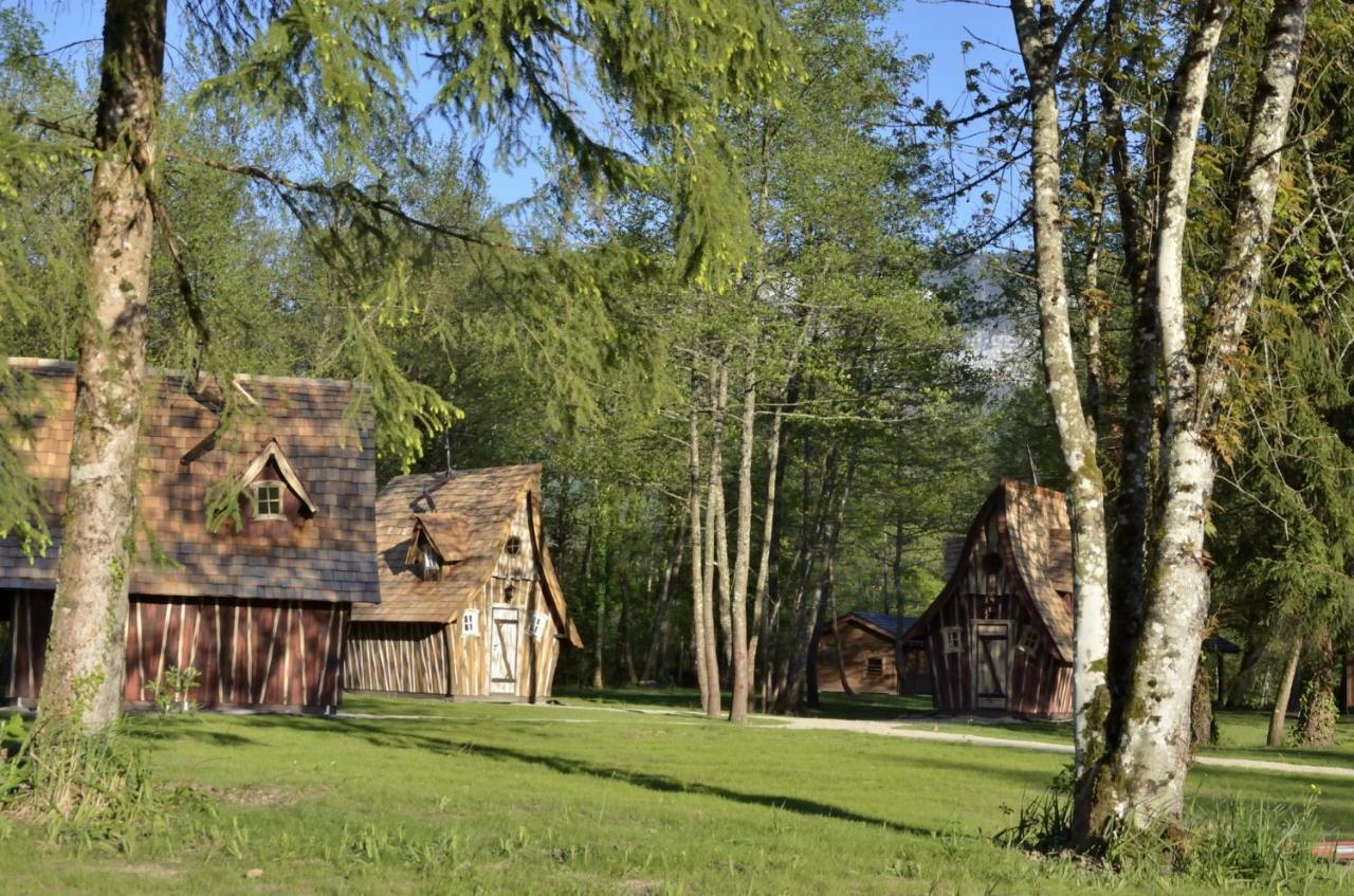 Les Lodges Du Lac Saint-Alban-de-Montbel Exterior photo